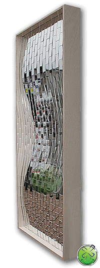 El mismo espejo de sonrisa que a la derecha, pero luego cubierto con pequeños espejos para obtener el efecto disco o rompecabezas. El mismo espejo de sonrisa que a la derecha, pero luego cubierto con pequeños espejos para obtener el efecto disco o rompecabezas.