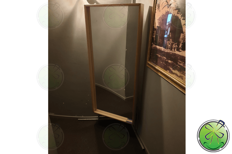 Espejo Smile colocado firmemente en una esquina por los soportes giratorios. Espejo Smile colocado firmemente en una esquina por los soportes giratorios.