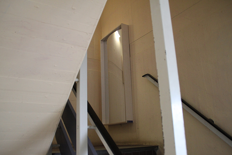 In het trappenhuis hebben wij op de eerste en tweede verdieping 3 lachspiegels opgehangen.