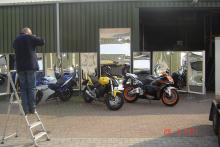 Der Fotograf des Motorradmagazins Moto 73 in Aktion, um den Lachspiegel in Kombination mit dem Motorrad richtig zu fotografieren.