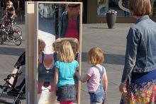 The laughing mirrors were prominent in the street scene in the city center. Various Brabant slogans have been placed on these laughing mirrors.