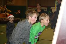 Kinderen volop in de ban van een lachspiegel tijdens kidsinstuif 2010