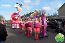  Le groupe de marche de l'association de carnaval Geval Apart de Zwaag avec nos miroirs souriants.