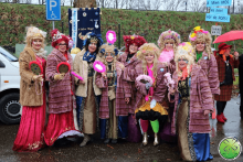 Miroir de rire à la main parrainé par le club de carnaval avec le premier prix en récompense!