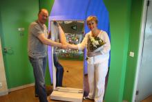 Ronald Kooij présente à Marijke Peer un joli miroir mobile pour le VU MC KINDERSTAD.